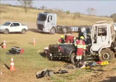 Duas pessoas morrem em acidente envolvendo três veículos na BR-163