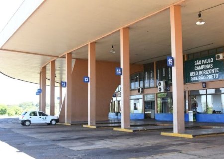 Casal é flagrado mantendo relações sexuais em gramado do terminal rodoviário de Dourados