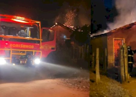 Idosa se finge de morta após ser brutalmente agredida e tem casa incendiada