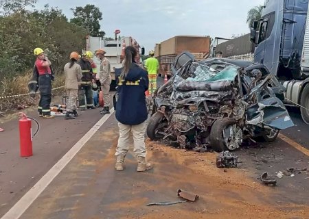 Carro invade contramão, bate em carreta e 4 pessoas morrem na BR-163
