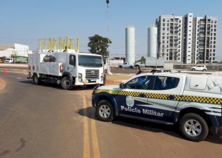 Motorista de aplicativo perde perna após acidente envolvendo caminhão em MS