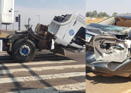Trava solta, cabine de caminhão cede e acerta carro