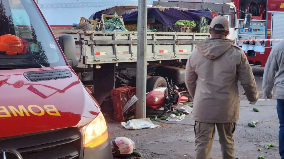 Acidente entre caminhonete, caminhão e motocicleta deixa ferido
