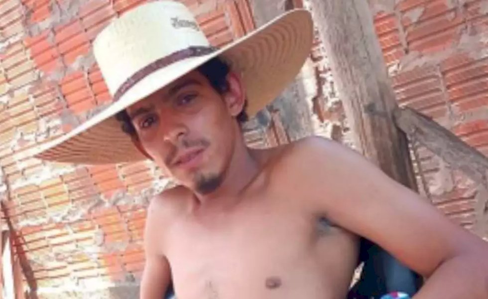 Homem morre após colidir moto em traseira de caminhão