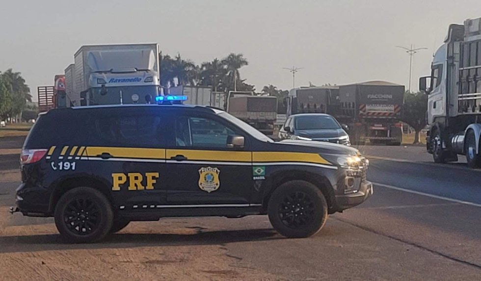Colisão entre Uno e carreta mata jovem de 28 anos na BR-163