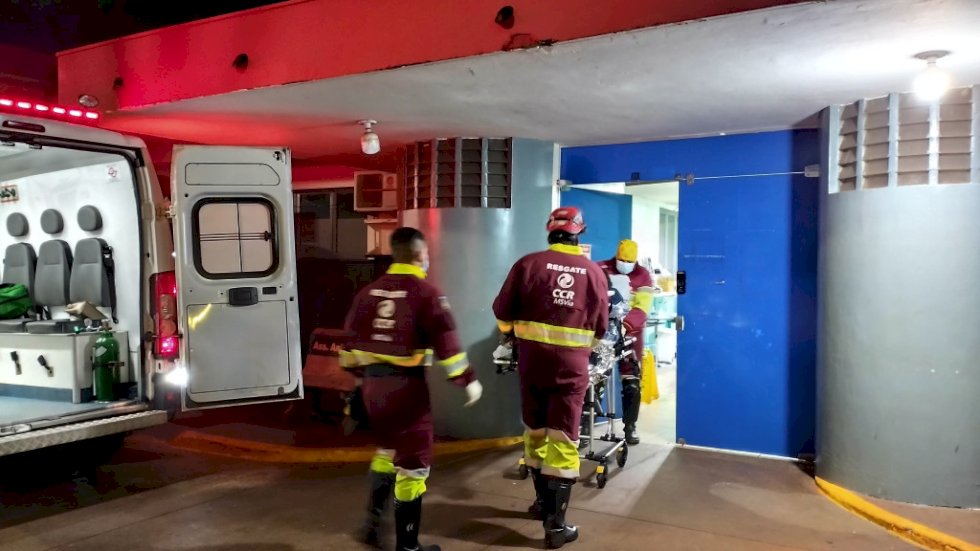 Viajando com filha de 3 anos, mulher perde controle da direção e capota carro