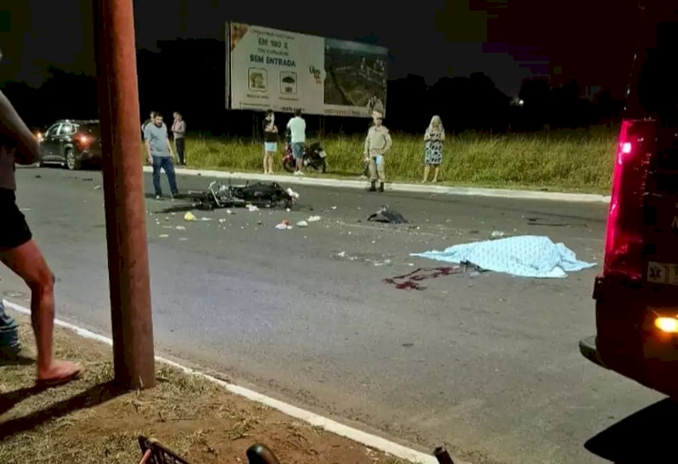Motociclista morre após ser atingido por dois carros