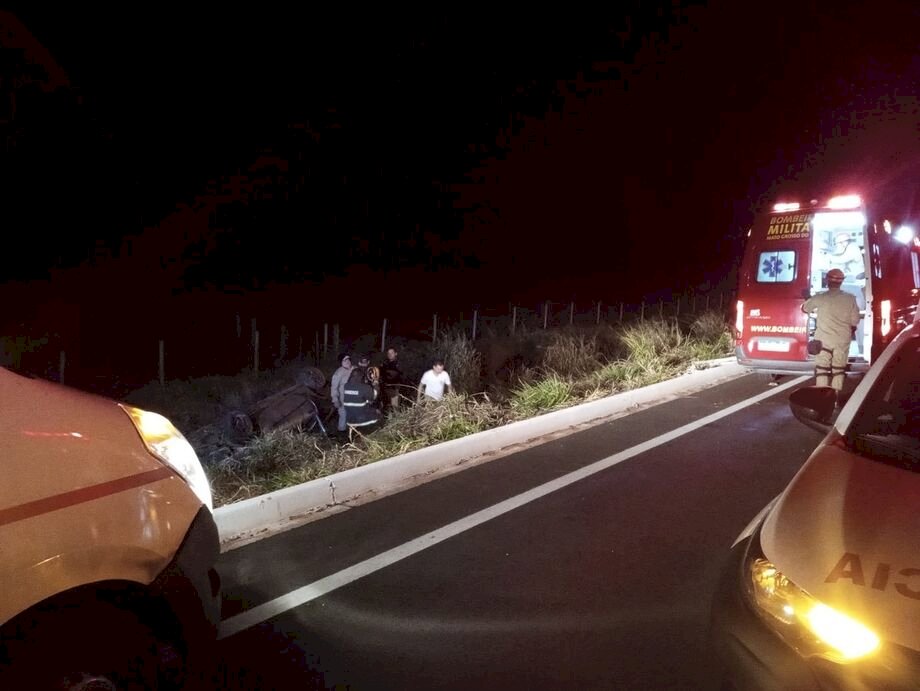 Homem morre e outros dois ficam em estado grave após carro capotar na MS-345