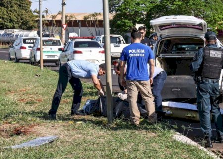 A caminho do trabalho, motociclista morre ao colidir contra poste