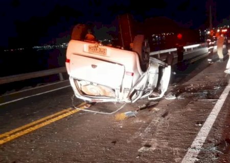 Veículo de aplicativo capota na BR-267 e deixa motorista e duas crianças feridas