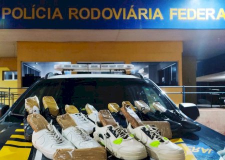 PRF apreende cocaína dentro do tênis de cinco pessoas