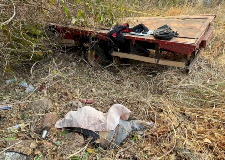 Motorista de caminhão morre após perder controle e cair 15 metros em ribanceira