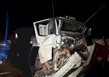 Colisão entre caminhões deixa uma vítima com ferimentos graves na BR-267