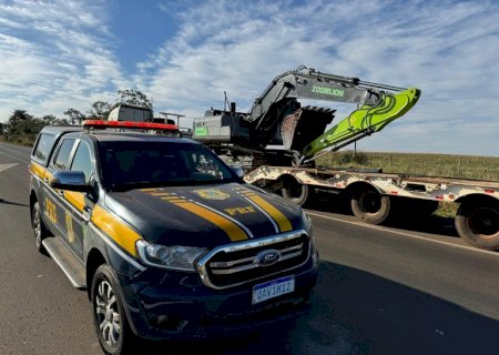 PRF recupera em Caarapó escavadeira furtada no interior do Paraná