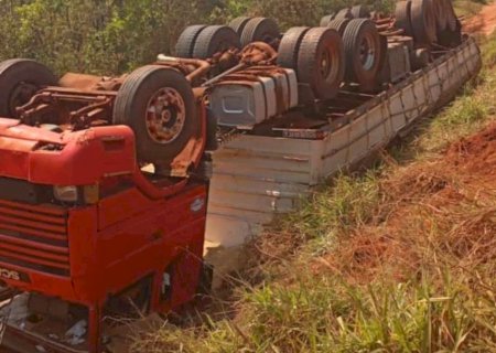 Carreta fica fora de controle e cai em ribanceira em Batayporã