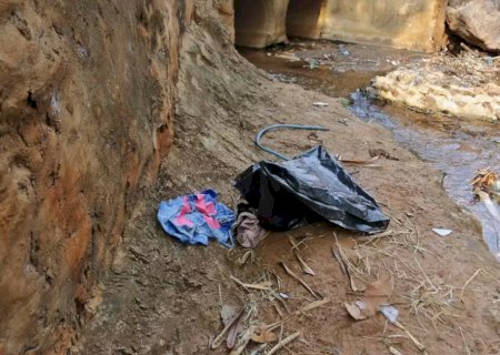 Homem vai tomar banho em córrego e encontra feto dentro de saco de lixo