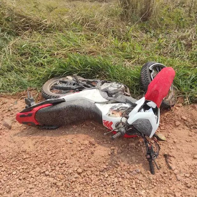 Motociclista invade pista contrária e morre em colisão com caminhão em MS