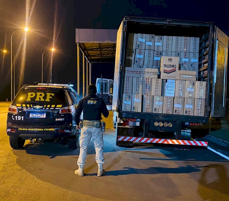 PRF apreende 250 mil maços de cigarros
