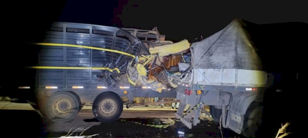 Acidente com caminhões entre Bataguassu e Santa Rita do Pardo deixa motorista ferido