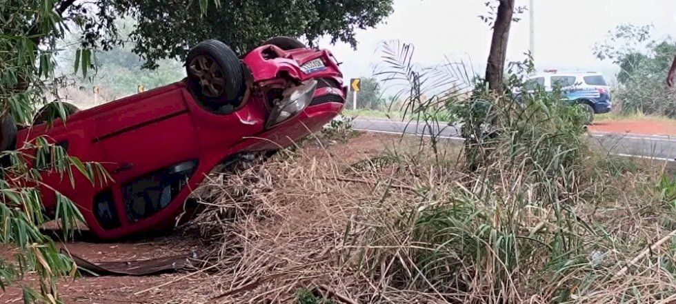 Picape capota na MS-276 e motorista abandona o veículo em Anaurilândia