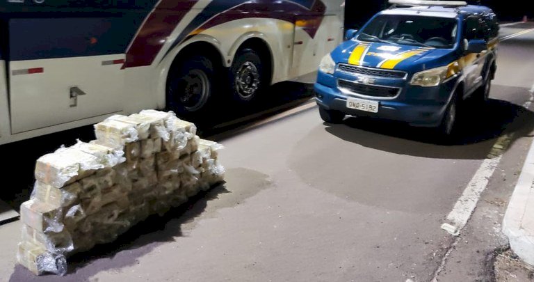 PRF apreende 210 Kg de cocaína em ônibus