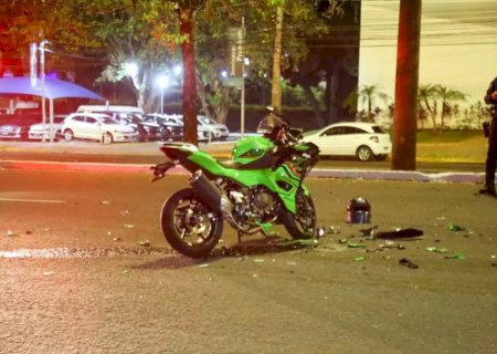 Motociclista é socorrido em estado grave ao colidir com picape