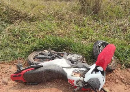 Motociclista invade pista contrária e morre em colisão com caminhão em MS