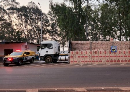 PMR prende idoso que transportava cigarro em uma carreta