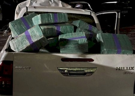 Hilux tombada com quase 700 kg de maconha é apreendida pela PM