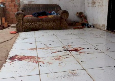 Marido e esposa são esfaqueados dentro de casa, mulher morre e ele é socorrido