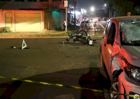 Motociclista morre ao colidir com automóvel durante conversão