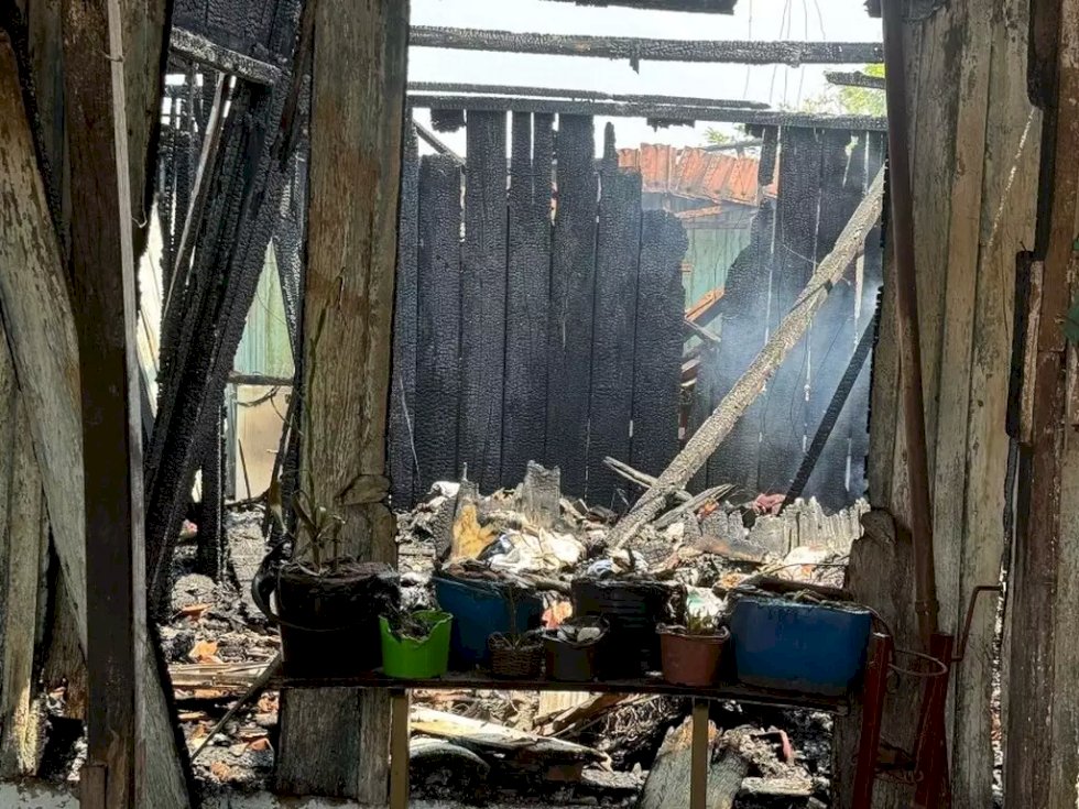 Nova Andradina - Casa é destruída pelo fogo, mulher é suspeita