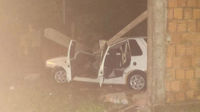 Motorista perde controle de carro em ladeira e destrói pilar de residência