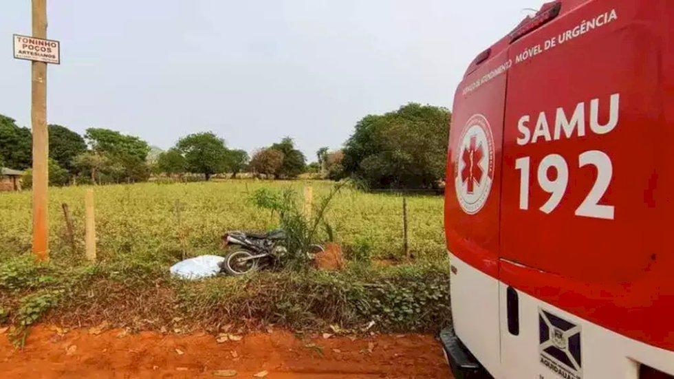 Homem morre após perder o controle e bater moto contra poste
