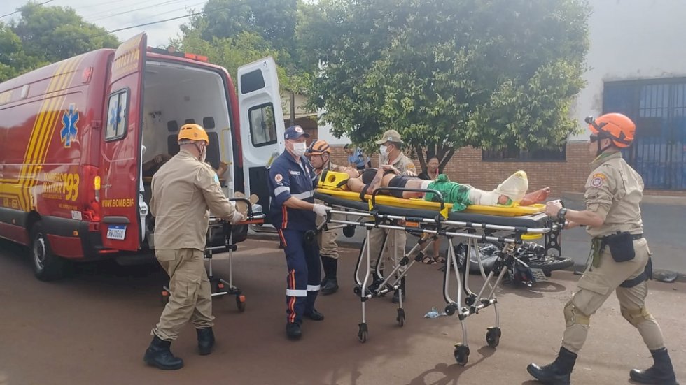 Motorista de caminhonete invade preferencial e atropela motociclistas