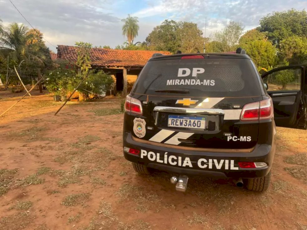 Mãe encontra filho assassinado com vários tiros na cabeça na varanda de casa