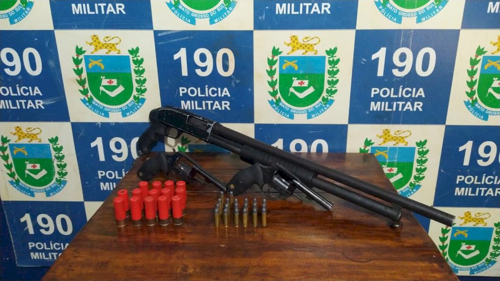 Polícia Militar prende homem por porte ilegal de arma de fogo e perturbação do trabalho ou do sossego alheio em Nova Casa Verde