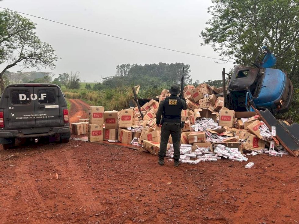 Caminhão carregado com cigarros contrabandeado tomba e é apreendido pelo Dof