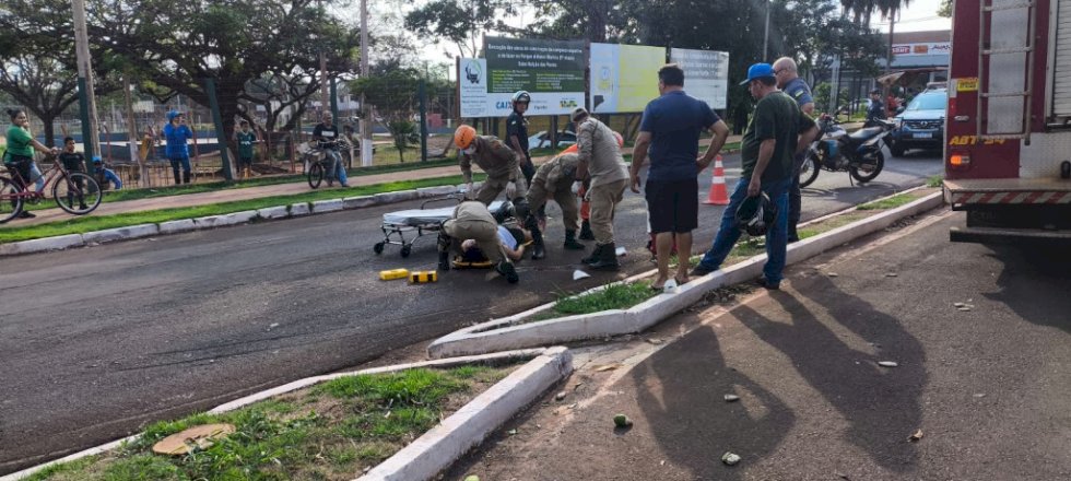 Mulher é levada em estado grave para o HV após ser atropelada por motociclista que fugiu
