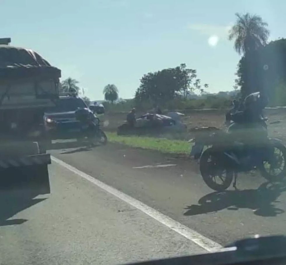 Motorista é socorrido em estado grave após dormir ao volante e bater em carreta