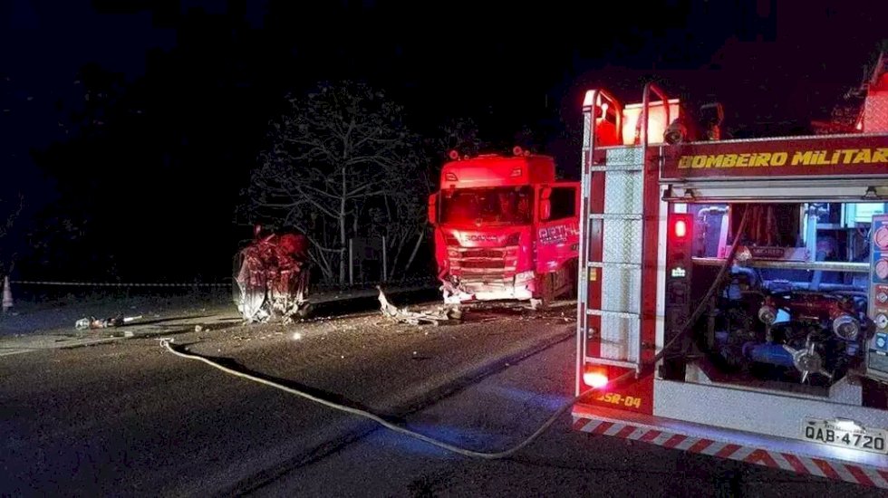 Motorista de carro morre ao bater de frente com carreta