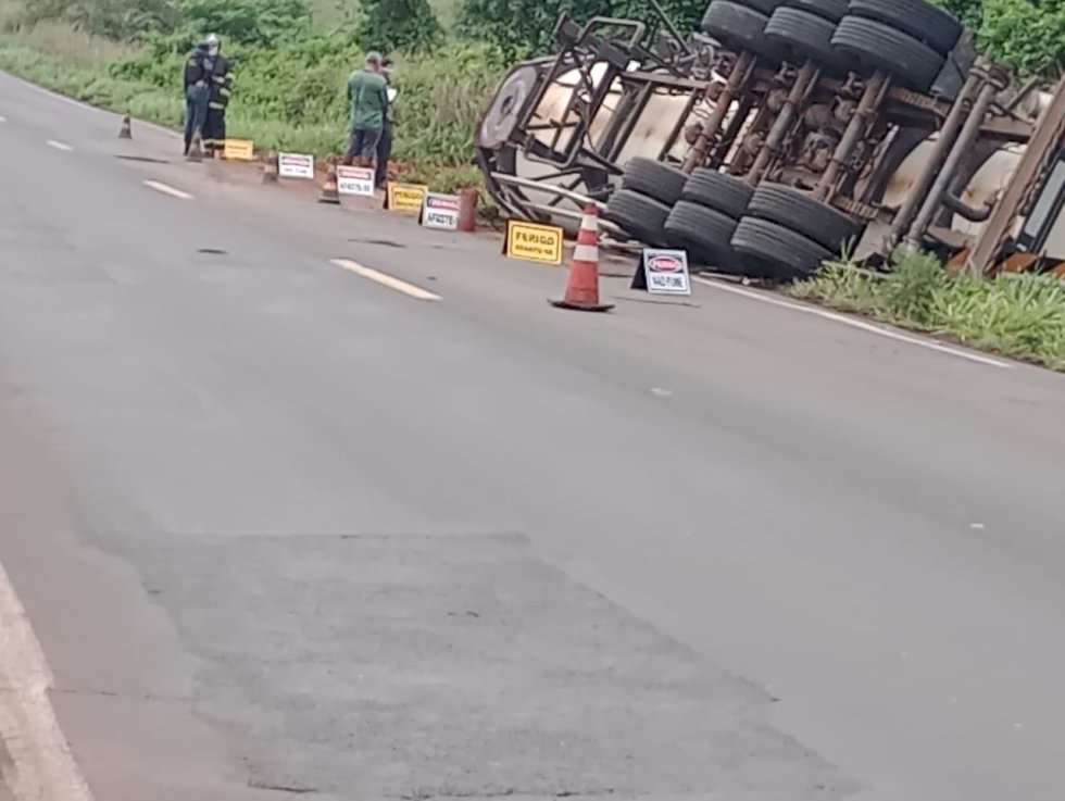 Acidente na rodovia MS -276 entre Batayporã e Anaurilândia provoca tombamento de uma carreta carregada de etanol
