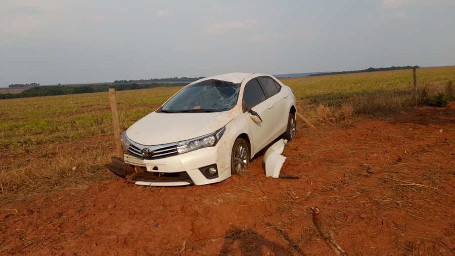 Mulher capota Toyota Corolla na MS-316