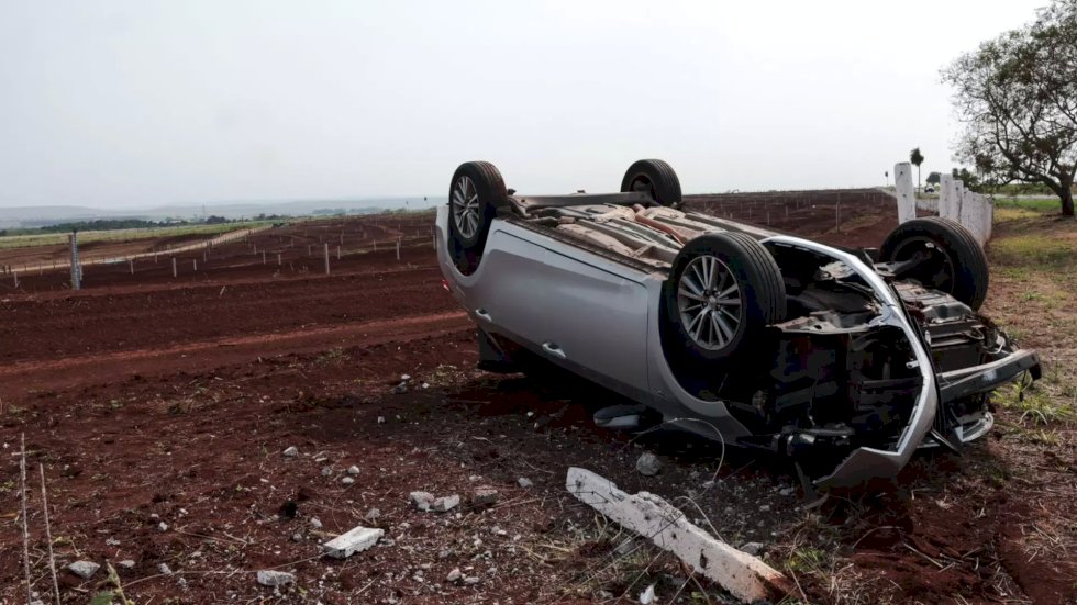Mulher perde a direção, bate carro em cerca e veículo com criança capota às margens da BR-262