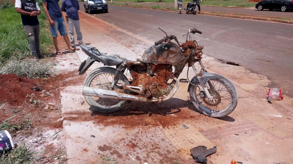 Táxi avança placa de pare e atinge