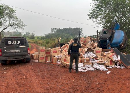 Caminhão carregado com cigarros tomba e é apreendido pelo DOF em ação conjunta com o NEPON de Guaíra e a Receita Federal de Mundo Novo