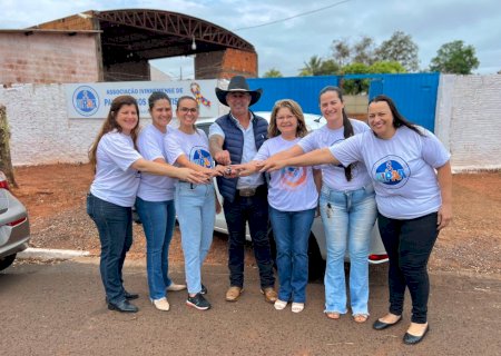 Prefeito de Ivinhema entregou carro associação AIPAA