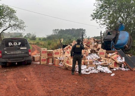 Caminhão carregado com cigarros contrabandeado tomba e é apreendido pelo Dof