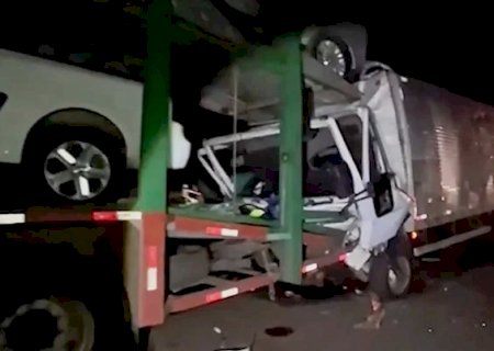 Caminhoneiro fica ferido ao colidir em carreta cegonha parada na MS-040
