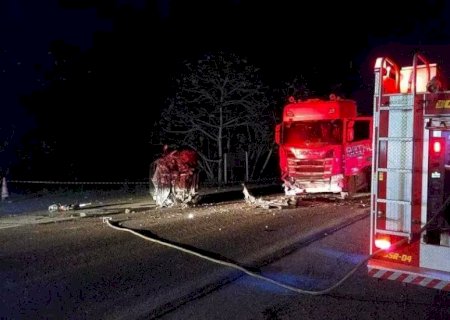 Motorista de carro morre ao bater de frente com carreta